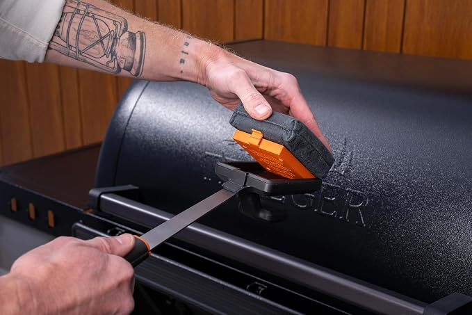 Traeger Grills BBQ Steam N' Clean Grill Brush – Bristle-Free Steam Cleaning - Image 6