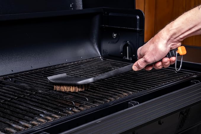 Traeger Grills Hot n' Cold Grill Cleaning Brush – Natural Palmyra Bristles - Image 3
