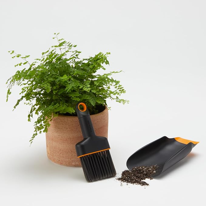 Fiskars Planting Soil Scoop & Brush Set, Dual-Sided Tool - Image 9