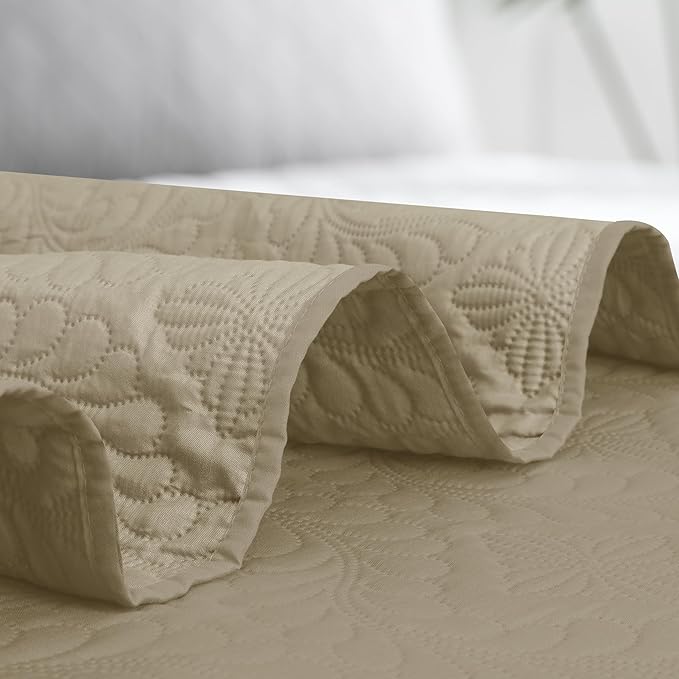 Easy-Going Twin Size Reversible Quilt Set with 1 Quilt and 1 Pillow Sham, Soft Bed Quilt Cover, Water Resistant Lightweight Microfiber Bedspread, Stain Resistant, Olive Leaf-Beige/Beige