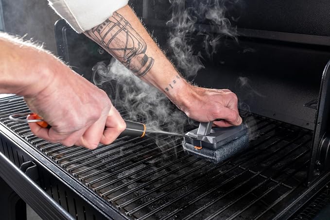 Traeger Grills BBQ Steam N' Clean Grill Brush – Bristle-Free Steam Cleaning - Image 5
