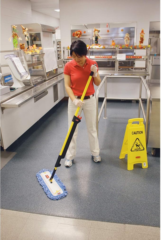 Rubbermaid Commercial Products HYGEN Pulse Single Sided Microfiber Spray Mop Kit - Image 6