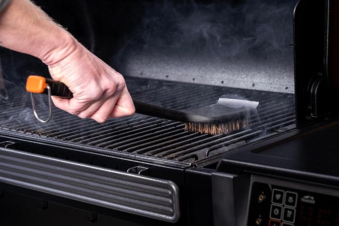 Traeger Grills Hot n' Cold Grill Cleaning Brush – Natural Palmyra Bristles - Image 4
